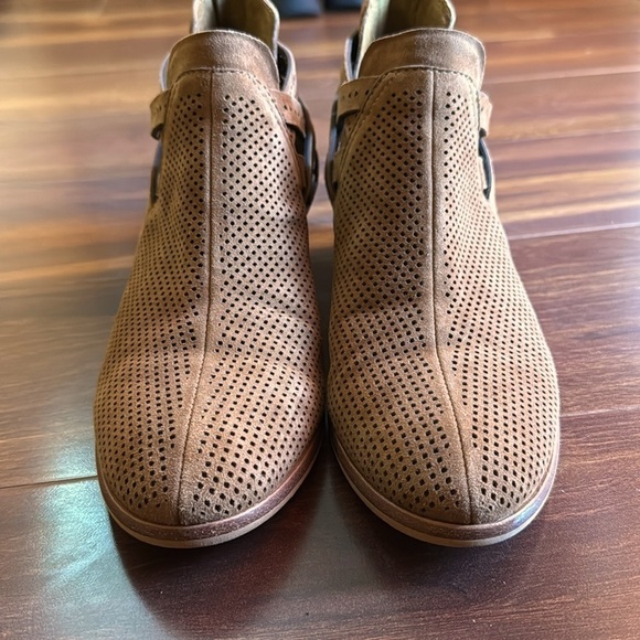VINCE CAMUTO Brown Perforated Ankle Boots size 8.5 - Picture 3 of 7